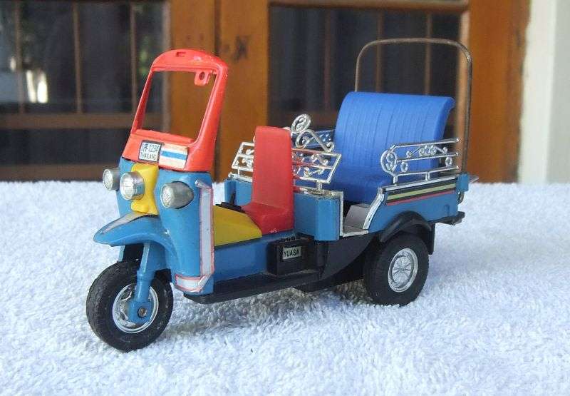 SO COOL !! A VINTAGE DIE CAST METAL  / TIN AND PLASTIC TOURIST RICKSHAW VEHICLE