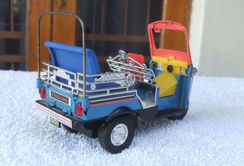 SO COOL !! A VINTAGE DIE CAST METAL  / TIN AND PLASTIC TOURIST RICKSHAW VEHICLE