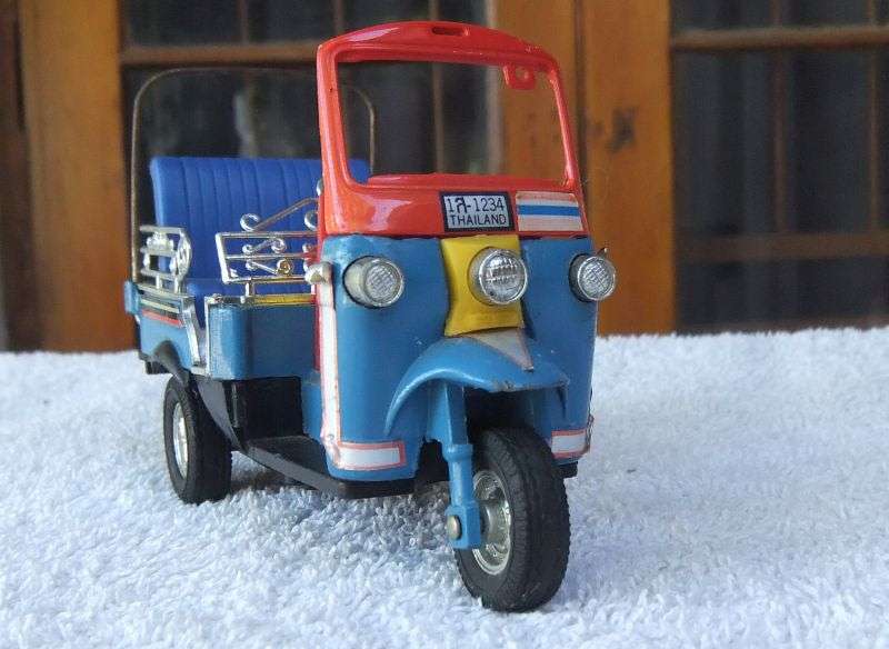 SO COOL !! A VINTAGE DIE CAST METAL  / TIN AND PLASTIC TOURIST RICKSHAW VEHICLE