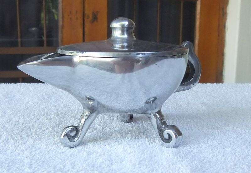 CARROL BOYES STYLE GRAVY BOAT WITH LID MARKED DANISCO