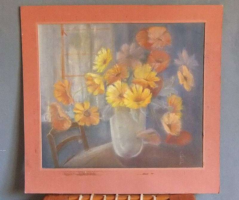 AN ORIGINAL VINTAGE CHARCOAL STILL LIFE SKETCH OF FLOWERS IN A VASE SIGNED BY THE ARTIST