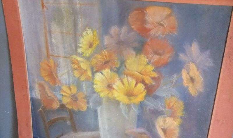 AN ORIGINAL VINTAGE CHARCOAL STILL LIFE SKETCH OF FLOWERS IN A VASE SIGNED BY THE ARTIST