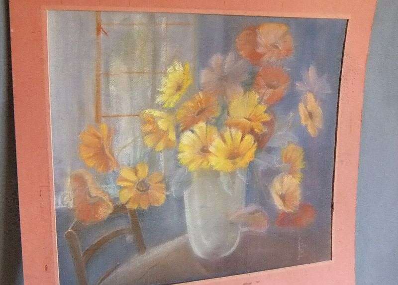 AN ORIGINAL VINTAGE CHARCOAL STILL LIFE SKETCH OF FLOWERS IN A VASE SIGNED BY THE ARTIST