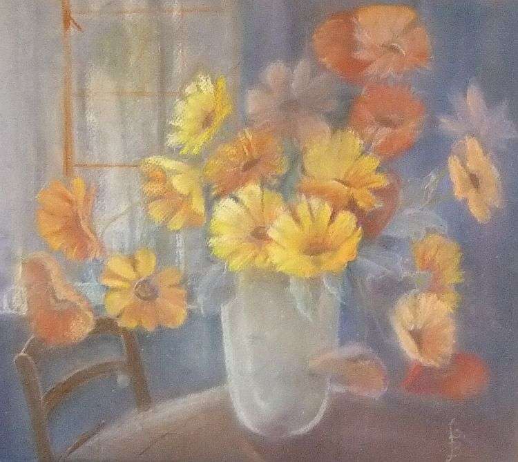 AN ORIGINAL VINTAGE CHARCOAL STILL LIFE SKETCH OF FLOWERS IN A VASE SIGNED BY THE ARTIST