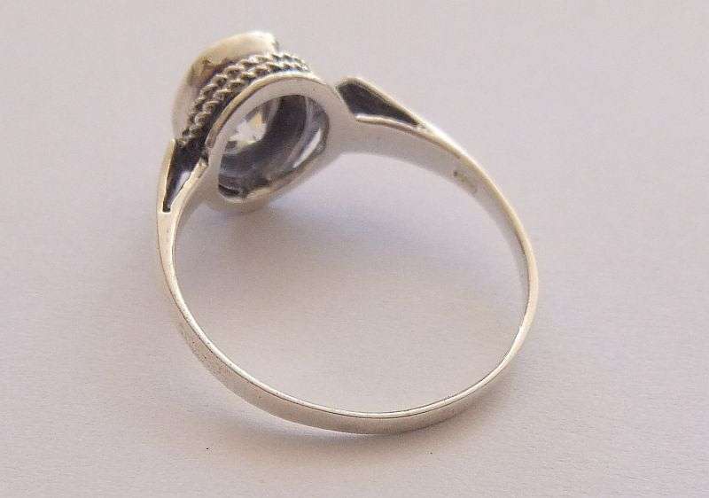 AN EYE CATCHING SOLID STERLING SILVER RING SET WITH A SPARKLY FACETED STONE !! NEVER WORN ...