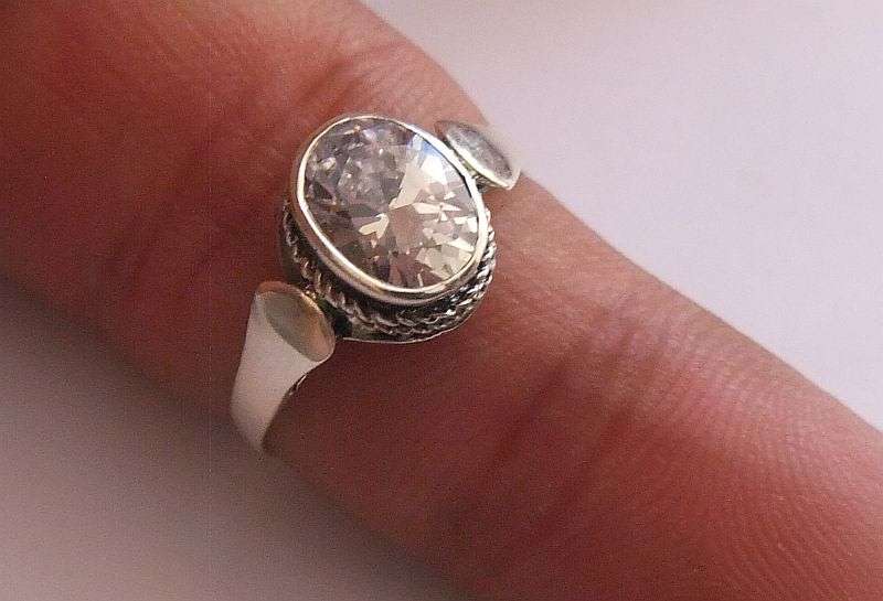 AN EYE CATCHING SOLID STERLING SILVER RING SET WITH A SPARKLY FACETED STONE !! NEVER WORN ...