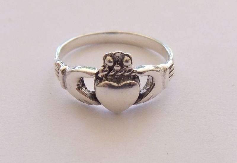 A VERY CHARMING SOLID STERLING SILVER " CLADDAGH " RING AKA IRISH SWEETHEART RING !!