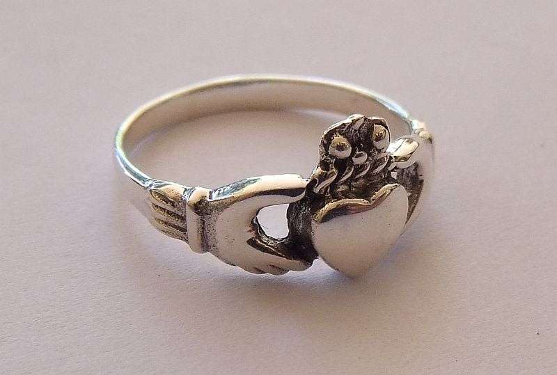 A VERY CHARMING SOLID STERLING SILVER " CLADDAGH " RING AKA IRISH SWEETHEART RING !!