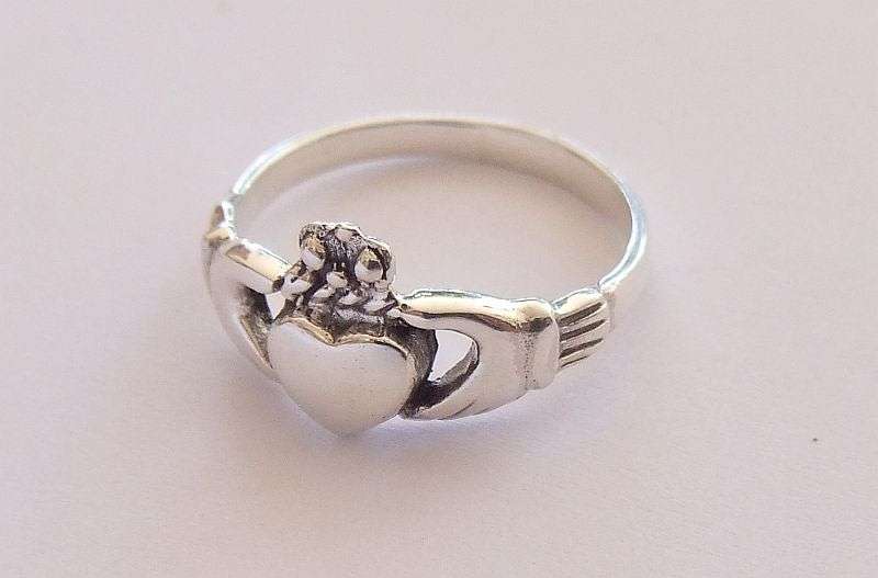 A VERY CHARMING SOLID STERLING SILVER " CLADDAGH " RING AKA IRISH SWEETHEART RING !!