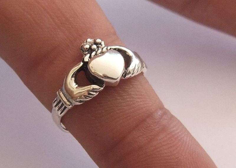 A VERY CHARMING SOLID STERLING SILVER " CLADDAGH " RING AKA IRISH SWEETHEART RING !!