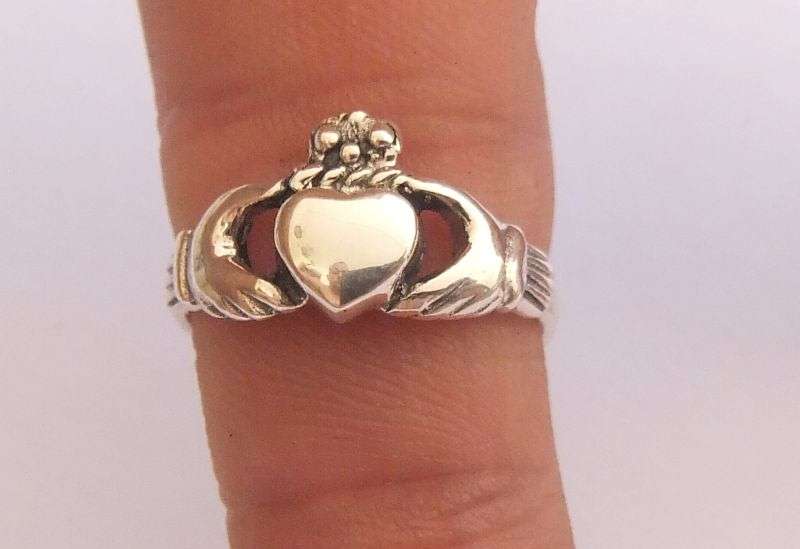 A VERY CHARMING SOLID STERLING SILVER " CLADDAGH " RING AKA IRISH SWEETHEART RING !!