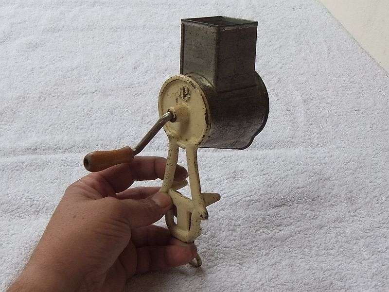 A CHARMING FARM STYLE VINTAGE GARLIC AND HERB MECHANICAL GRATER WITH TABLE CLAMP ... COOL PIECE !!