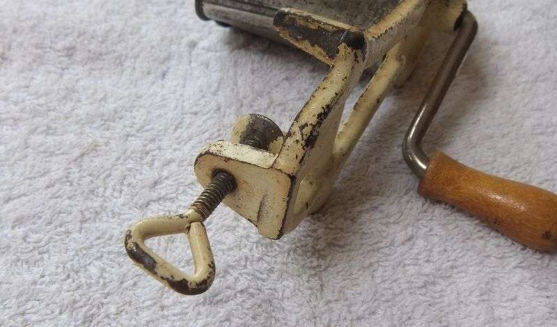 A CHARMING FARM STYLE VINTAGE GARLIC AND HERB MECHANICAL GRATER WITH TABLE CLAMP ... COOL PIECE !!