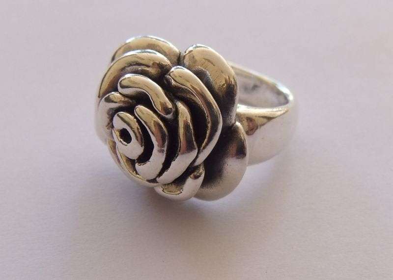 WHAT A FIND !! A GORGEOUS STERLING SILVER ROSE FORM RING ... MUST SEE...WOW !!