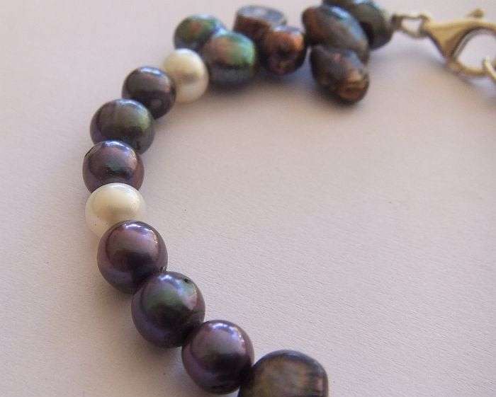 WOW !! A BEAUTIFUL GENUINE PEARL BRACELET WITH STERLING SILVER CLASP !! A MUST SEE !!