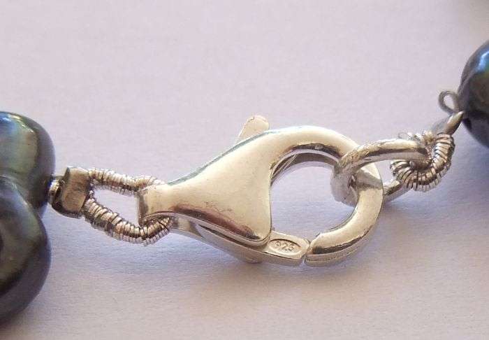 WOW !! A BEAUTIFUL GENUINE PEARL BRACELET WITH STERLING SILVER CLASP !! A MUST SEE !!