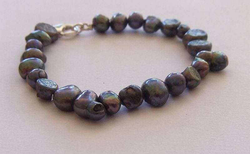 GREAT FIND !! A BEAUTIFUL GENUINE PEARL BRACELET WITH STERLING SILVER CLASP...WOW !!