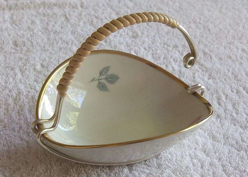 WOW !! A STYLISH VINTAGE GERMAN QUALITY PORCELAIN SWEET BOWL WITH HANDLE BY ALKA KUNST ...PERFECT !!