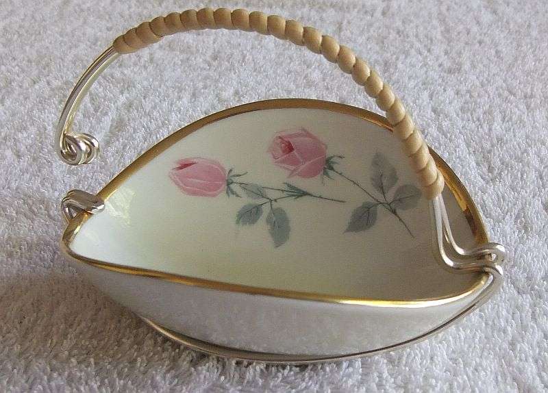 WOW !! A STYLISH VINTAGE GERMAN QUALITY PORCELAIN SWEET BOWL WITH HANDLE BY ALKA KUNST ...PERFECT !!