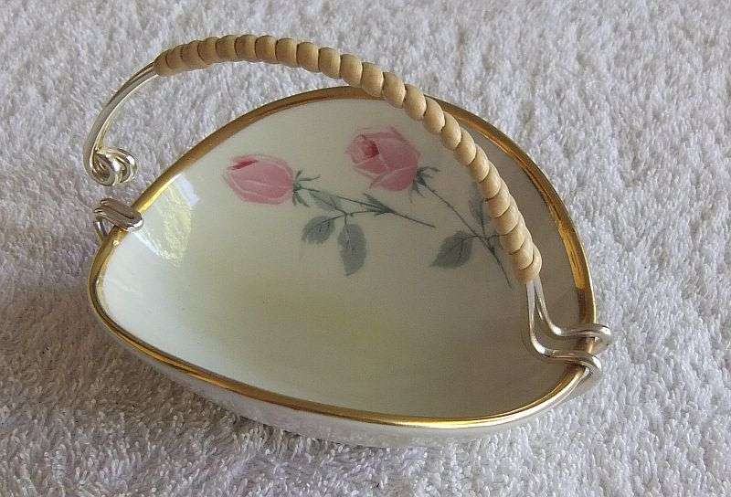 WOW !! A STYLISH VINTAGE GERMAN QUALITY PORCELAIN SWEET BOWL WITH HANDLE BY ALKA KUNST ...PERFECT !!