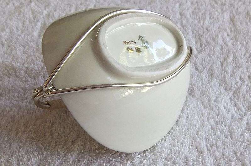 WOW !! A STYLISH VINTAGE GERMAN QUALITY PORCELAIN SWEET BOWL WITH HANDLE BY ALKA KUNST ...PERFECT !!