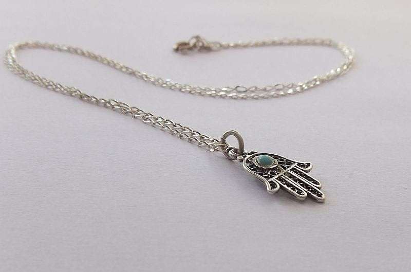 A STERLING SILVER " INDIAN HAND " PENDANT WITH A STERLING SILVER NECKLACE ...NICE ONE !!