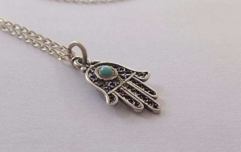 A STERLING SILVER " INDIAN HAND " PENDANT WITH A STERLING SILVER NECKLACE ...NICE ONE !!