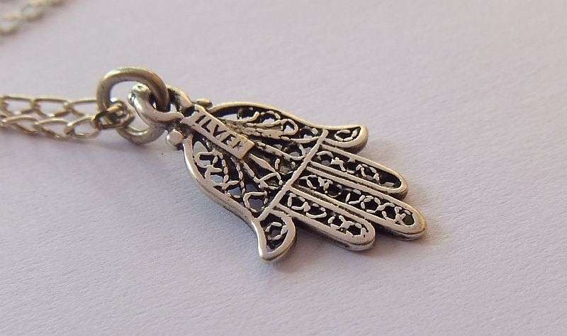 A STERLING SILVER " INDIAN HAND " PENDANT WITH A STERLING SILVER NECKLACE ...NICE ONE !!