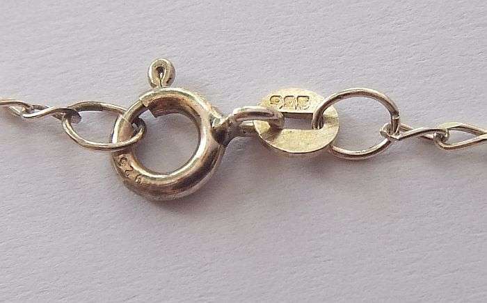 A STERLING SILVER " INDIAN HAND " PENDANT WITH A STERLING SILVER NECKLACE ...NICE ONE !!