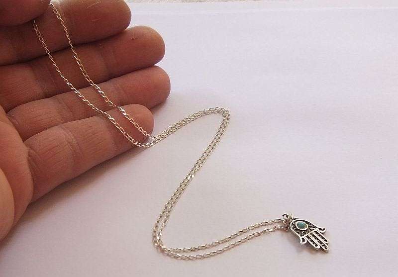 A STERLING SILVER " INDIAN HAND " PENDANT WITH A STERLING SILVER NECKLACE ...NICE ONE !!