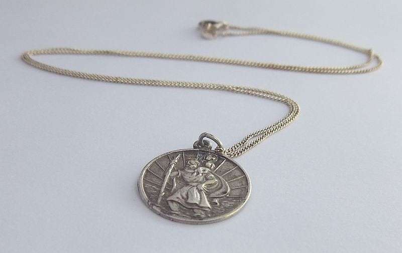 WOW !! A CHARMING VINTAGE STERLING SILVER ST CHRISTOPHER PENDANT WITH A STERLING SILVER NECKLACE !!