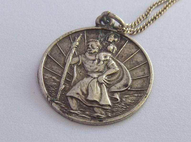 WOW !! A CHARMING VINTAGE STERLING SILVER ST CHRISTOPHER PENDANT WITH A STERLING SILVER NECKLACE !!