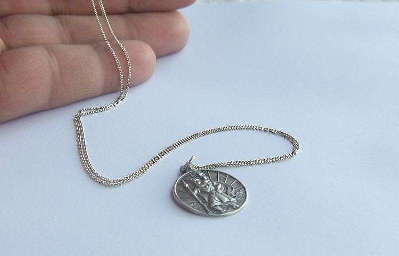 WOW !! A CHARMING VINTAGE STERLING SILVER ST CHRISTOPHER PENDANT WITH A STERLING SILVER NECKLACE !!