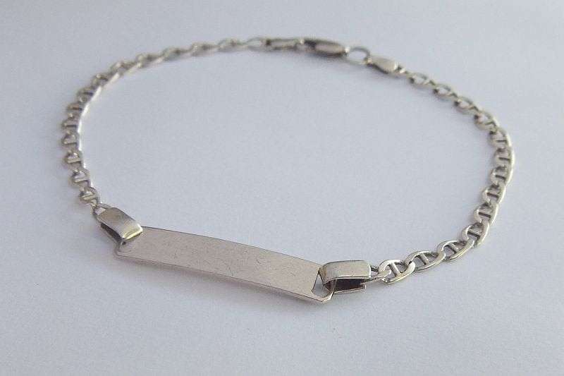 A GOOD QUALITY SOLID STERLING SILVER IDENTITY / SWEETHEART BRACELET IN GREAT CONDITION !! WOW !!