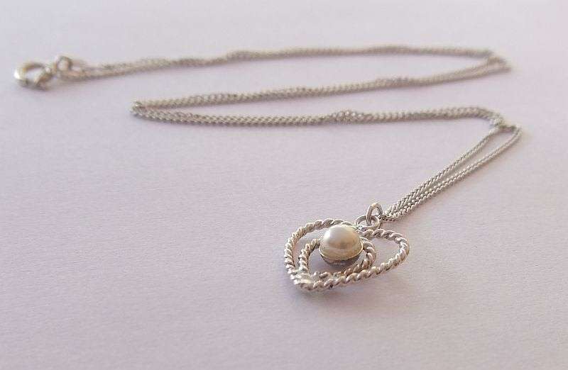 AN ELEGANT AND DAINTY STERLING SILVER HEART PENDANT WITH FAUX PEARL PLUS STERLING SILVER NECKLACE !!