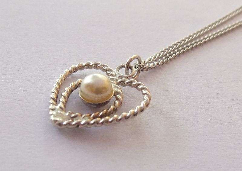 AN ELEGANT AND DAINTY STERLING SILVER HEART PENDANT WITH FAUX PEARL PLUS STERLING SILVER NECKLACE !!