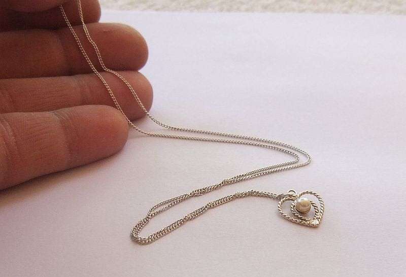 AN ELEGANT AND DAINTY STERLING SILVER HEART PENDANT WITH FAUX PEARL PLUS STERLING SILVER NECKLACE !!