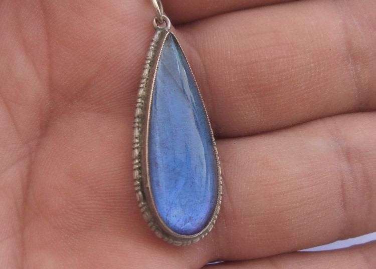 AN EYE CATCHING VINTAGE BUTTERFLY WINGS PENDANT SET IN STERLING SILVER...AMAZING !! PLUS NECKLACE !!