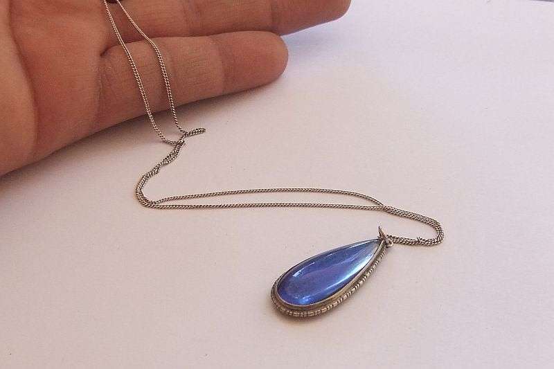 AN EYE CATCHING VINTAGE BUTTERFLY WINGS PENDANT SET IN STERLING SILVER...AMAZING !! PLUS NECKLACE !!