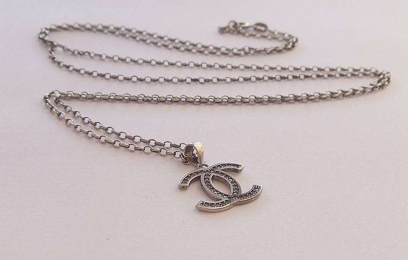 A STYLISH ""CC"" STERLING SILVER PENDANT SET WITH FACETED CLEAR STONES PLUS STERLING NECKLACE !! WOW