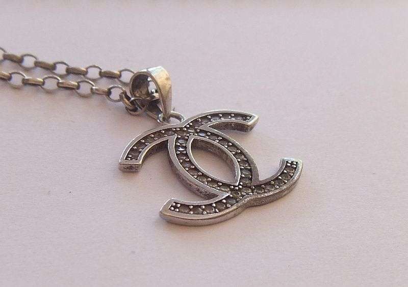 A STYLISH ""CC"" STERLING SILVER PENDANT SET WITH FACETED CLEAR STONES PLUS STERLING NECKLACE !! WOW