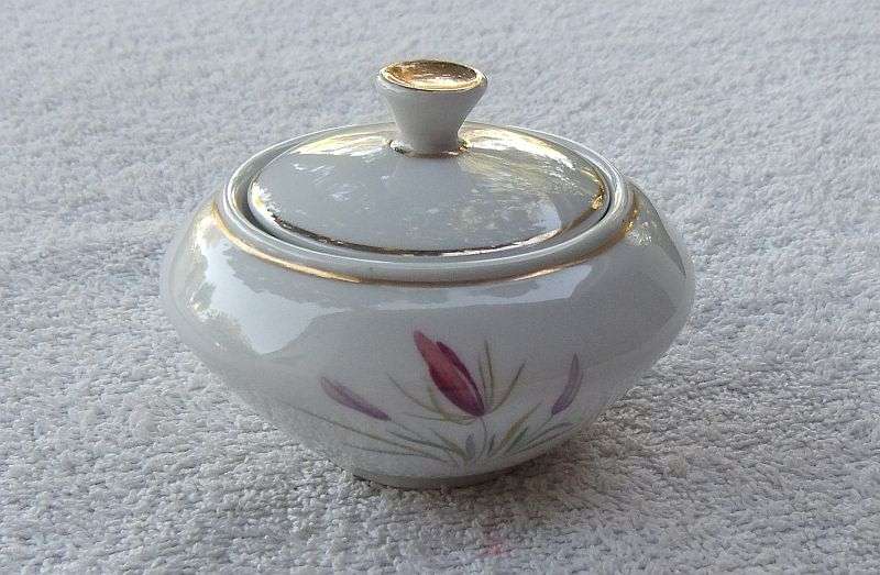 A REALLY CLASSY VINTAGE GERMAN PORCELAIN SUGAR BOWL WITH LID BY BAREUTHER ...NO DAMAGE !!