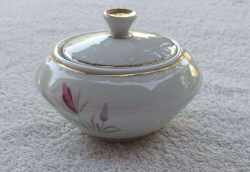 A REALLY CLASSY VINTAGE GERMAN PORCELAIN SUGAR BOWL WITH LID BY BAREUTHER ...NO DAMAGE !!