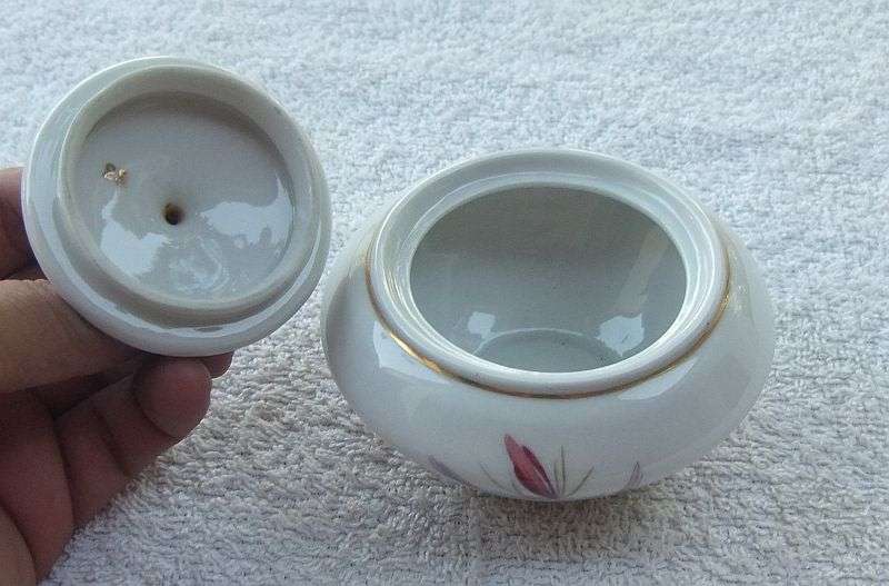 A REALLY CLASSY VINTAGE GERMAN PORCELAIN SUGAR BOWL WITH LID BY BAREUTHER ...NO DAMAGE !!