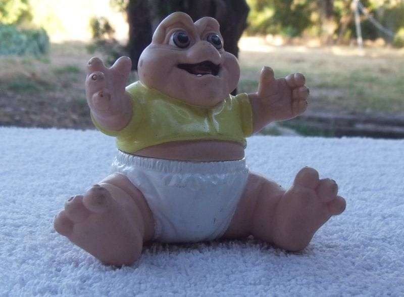 A TOTALLY CUTE VINTAGE ORIGINAL DISNEY BABY SINCLAIR FIGURE FROM THE HIT TV SHOW DINOSAURS !! SWEET