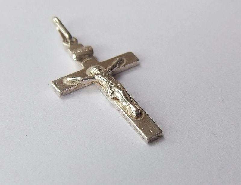 A GOOD QUALITY DETAILED SOLID STERLING SILVER ITALIAN MADE CRUCIFIX PENDANT IN GREAT CONDITION !!