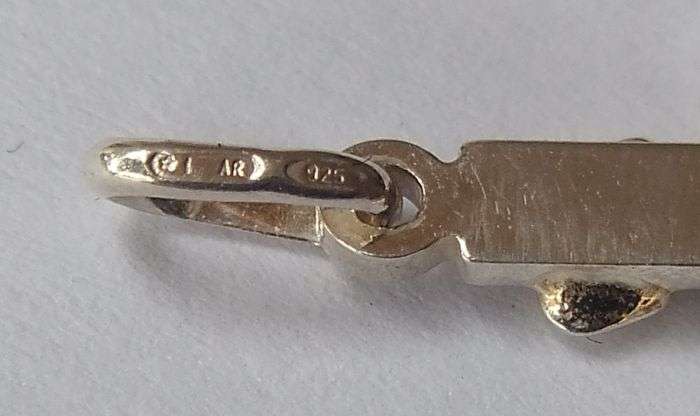 A GOOD QUALITY DETAILED SOLID STERLING SILVER ITALIAN MADE CRUCIFIX PENDANT IN GREAT CONDITION !!