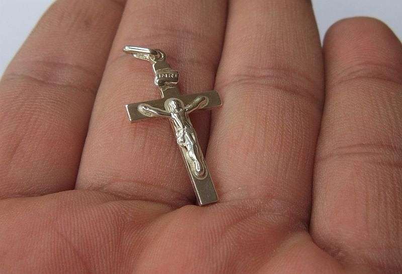 A GOOD QUALITY DETAILED SOLID STERLING SILVER ITALIAN MADE CRUCIFIX PENDANT IN GREAT CONDITION !!