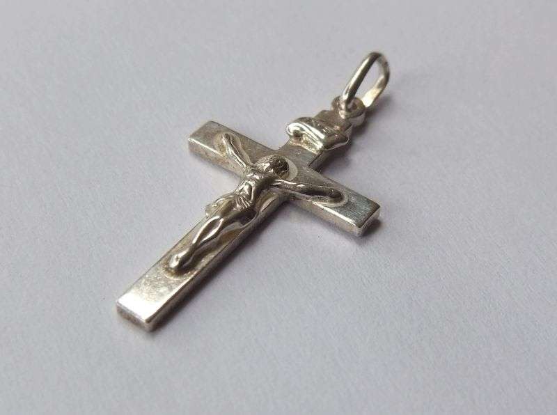 A GOOD QUALITY DETAILED SOLID STERLING SILVER ITALIAN MADE CRUCIFIX PENDANT IN GREAT CONDITION !!