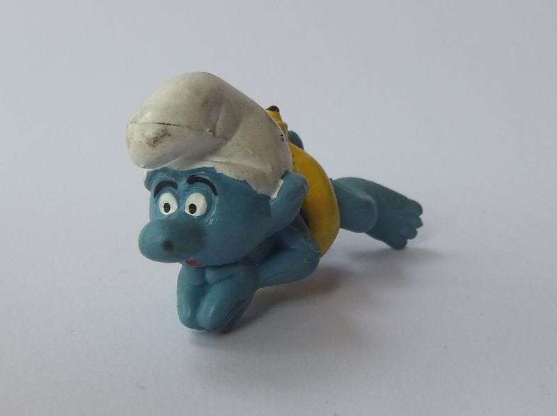 VINTAGE SWIMMING SMURF !! ORIGINAL "PEYO" MADE IN WEST GERMANY !! FREE COMBING !!